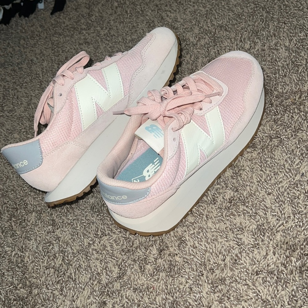 Pink new balance tennis shoes